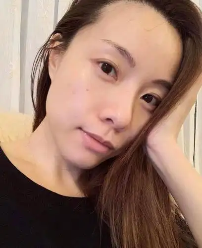 36岁邓丽欣素颜长满雀斑,疑似美颜崩坏?罕见晒性感睡衣照