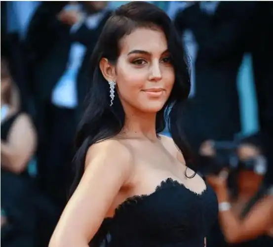 c罗妻子黑料曝光与肌肉男共度良宵球迷梅西也当过备胎