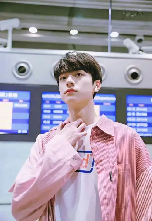 林一戴粉色头套#男孩子就要粉粉嫩嫩的过节啊星之卡比头套,童趣可爱值