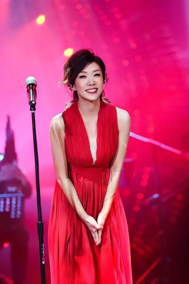 53岁林忆莲「活成最美模样」!