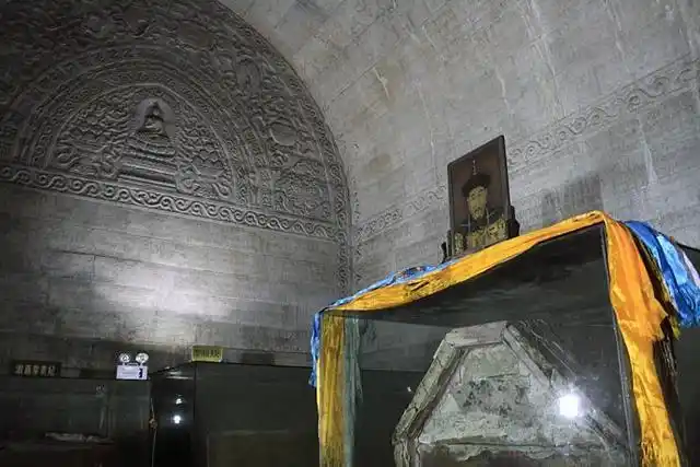 清朝康熙皇帝陵墓中,为何陪葬了52位女人?因康熙生前有特殊交待