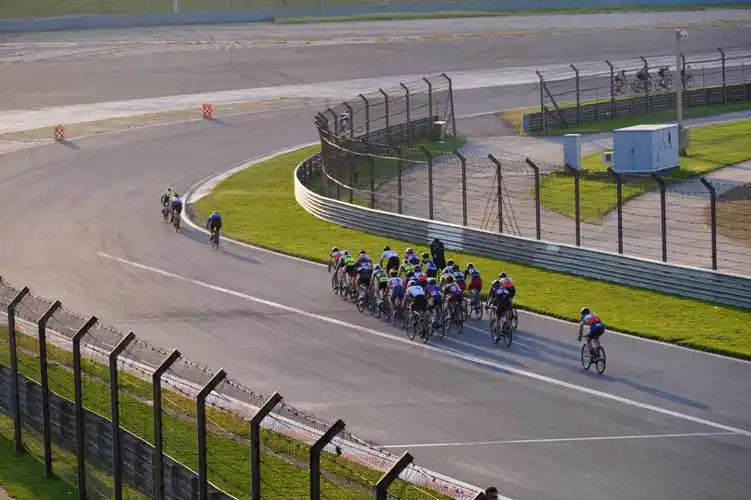 骑行一夏 | 自行车赛场一角