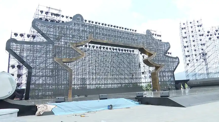 准备就绪旅发大会开幕式舞台搭建完成灯光音响调试完毕