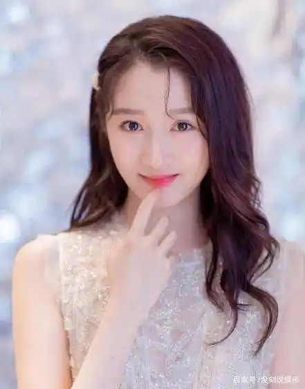 2005年,那年关晓彤刚刚8岁,她被导演陈凯歌看中出演电影《无