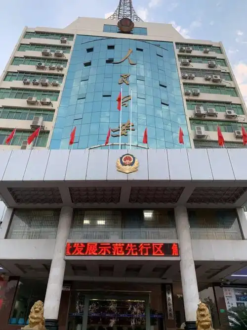 与涉嫌强奸罪犯罪嫌疑人z某某会见后,前往赣州市信丰县公安局,与该