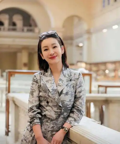 秦海璐毫不犹豫地迅速扬起手掌,"啪"的一声,给了他一个响亮的巴掌.