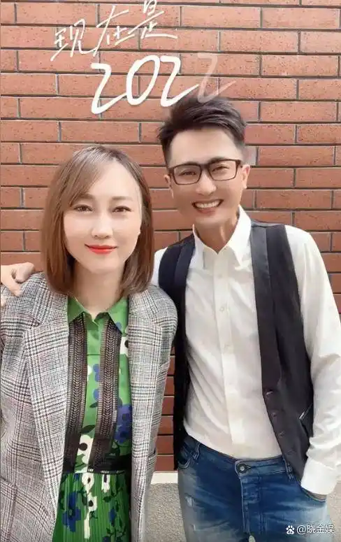 杨帆:婚庆十周年,时光对比图引网友集体热议"老婆有点配不上"_李松奇