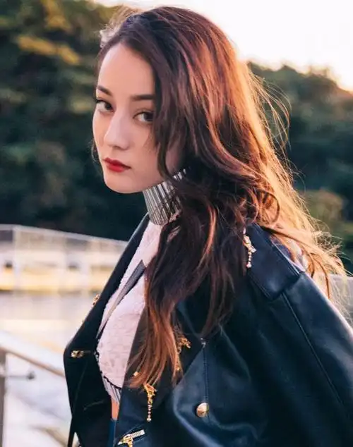 但不可否认的是,迪丽热巴真的非常漂亮,在一众韩国演员当中也能脱颖而