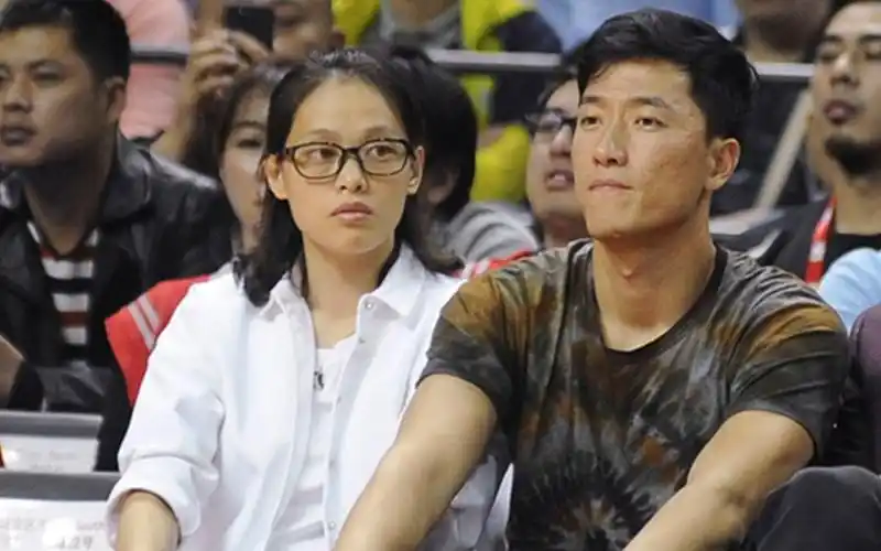 刘翔和初恋合体秀恩爱,紧扣双手身高差太萌,吴莎身材高挑苗条