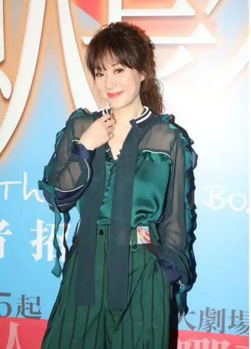 张可颐保养像少女,穿格纹西装配衬衫亮相,披肩直发减龄洋气|短靴|身材