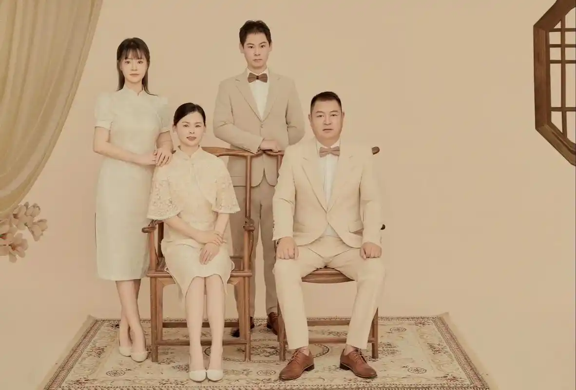 一家四口.全家福总算出来啦,如果爱情有形状,那么一定是幸福的 - 抖音