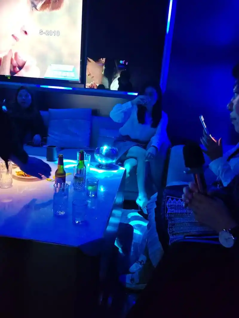 这群女人到ktv,麦就别想休息过,唱不完完全唱不完989817 - 抖音