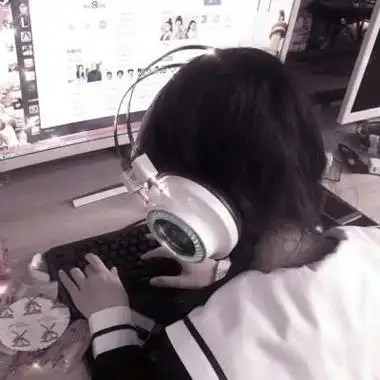 电竞女生头像高清萝莉戴耳机正在打游戏的电竞女头像