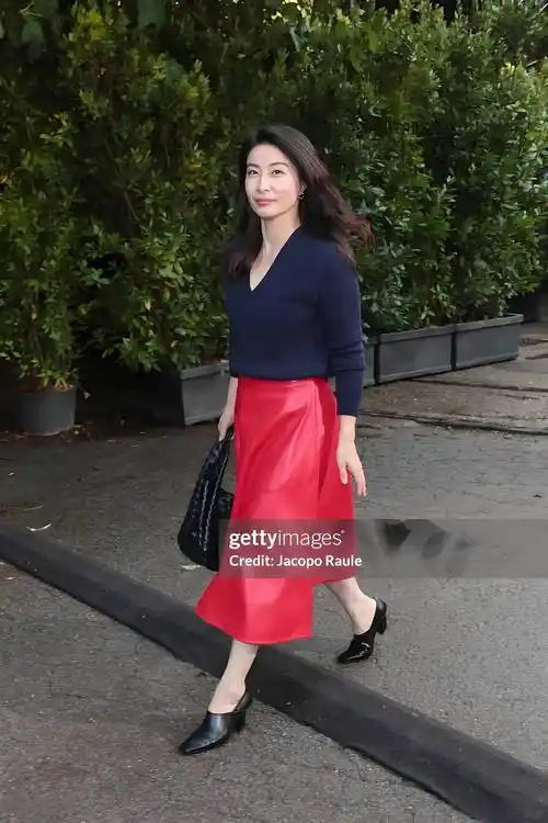 郭晶晶亮相时装周,蓝色羊毛衫搭配红裙踩高跟比章小蕙更有贵妇范