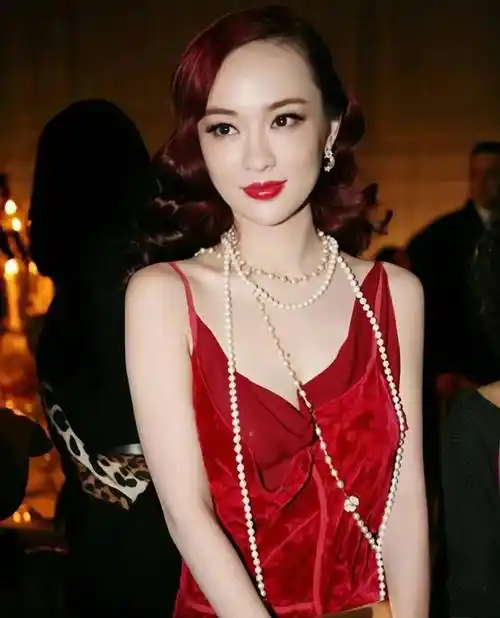 红色一直都是代表热烈和热情的颜色,而霍思燕身穿的红裙更是如火焰般
