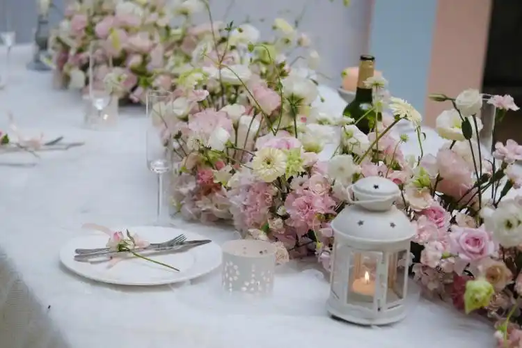 白粉色系宴会餐桌花