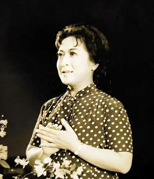 女高音歌唱家任桂珍去世年轻时的她睡猪圈吃带沙子的米饭