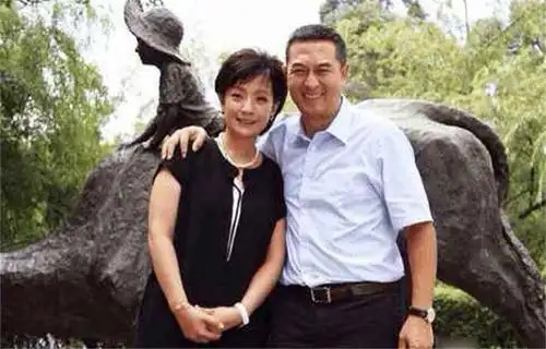 张嘉译与妻子王海燕1969年出生的王海燕其实是一个很优秀的演员,在上