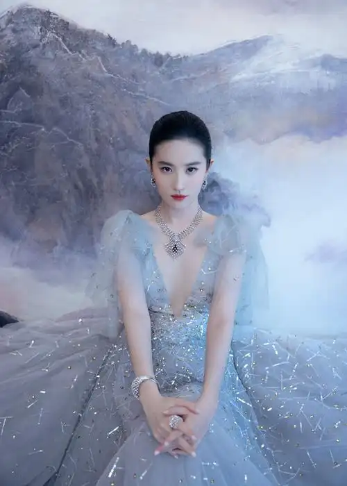 p>刘亦菲,1987年8月25日出生于湖北省武汉市,华语影视女演员,歌手