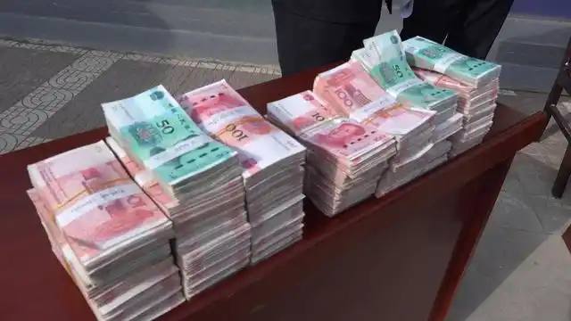 现场向20名受害群众返还现金60万元