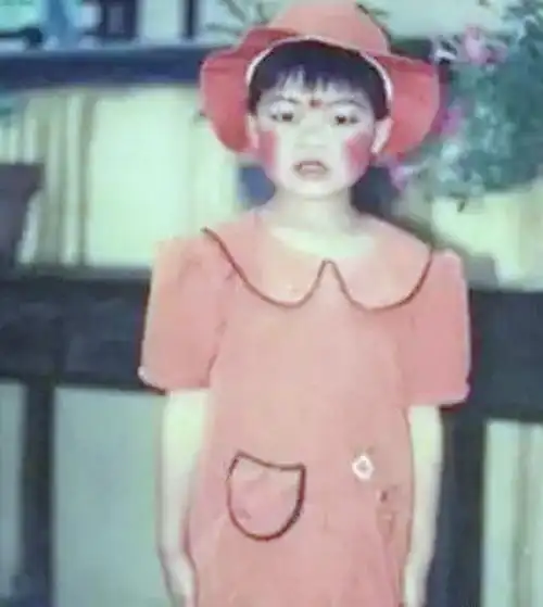 戏班子风"小燕子飞,五阿哥追,尔康在花宋紫薇…"拍照的时候,扮成皇上