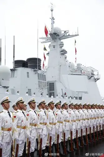 男神议案团亮相!中国人民解放军海军仪仗队列队