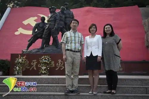 耿飚之孙耿巍(左),肖劲光孙女肖雨青(右),狼牙山五勇士陈列馆馆长