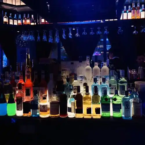 给大家推荐一家苏州中心正对面 主唱唱歌超级好听的酒吧 今天是六一