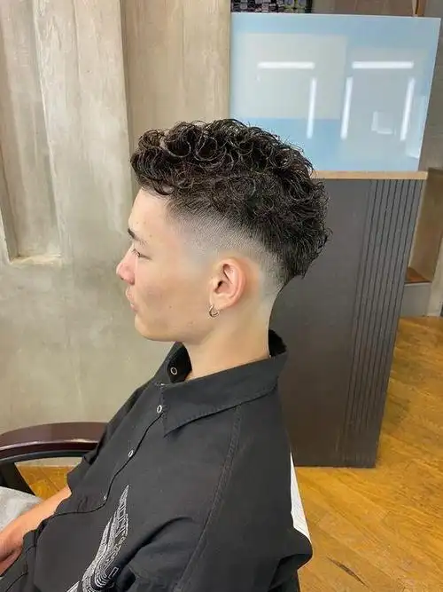 男士发型新风尚:两侧铲短头顶烫卷卷|卷发|脸型|时尚品味_网易订阅