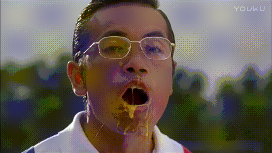 这是田启文在饰演少林足球中张嘴接鸡蛋的镜头.