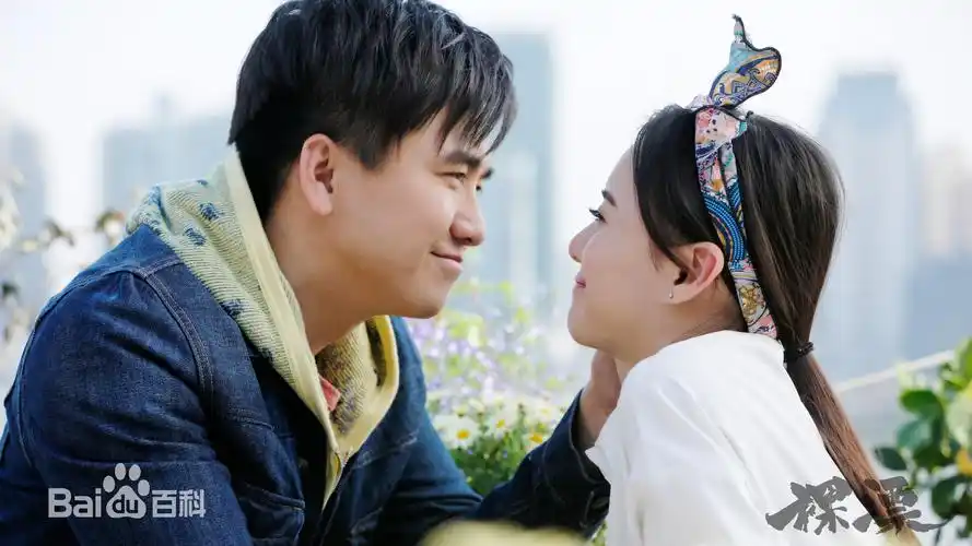 《裸漂》之后,两人接着主演都市情感剧《暖爱》江铠同在剧中一人分饰