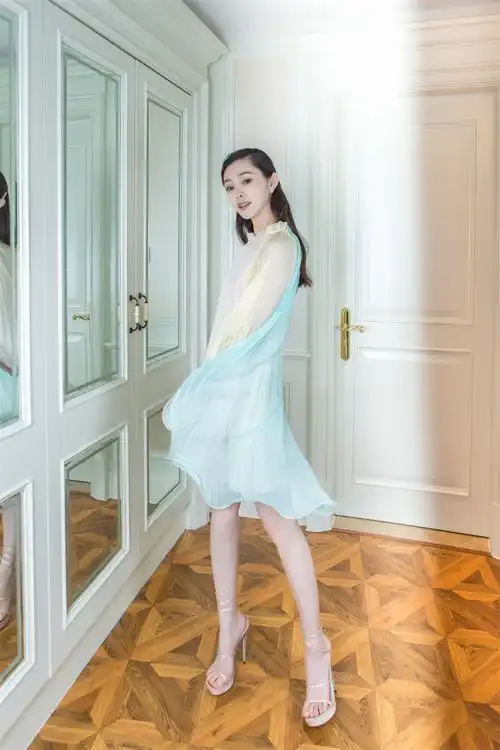 宋轶猫眼妆惊艳曝光 长裙短裙双双上阵 大长腿亮眼