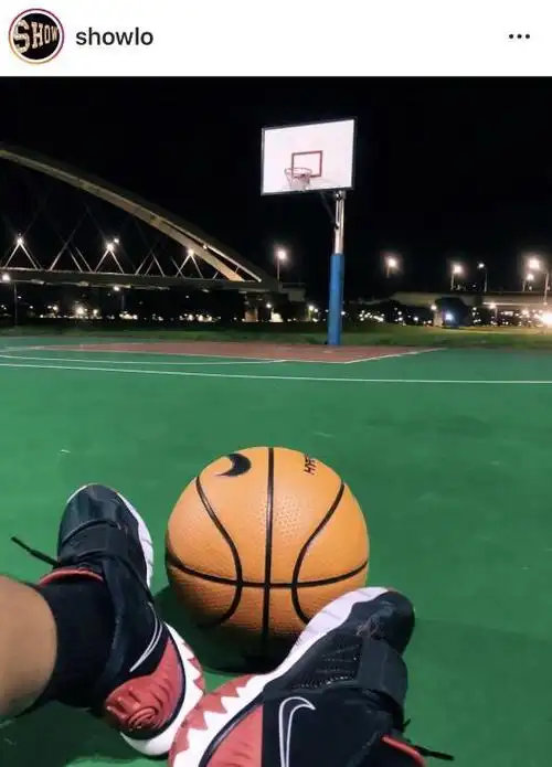 打球的照片,可以看到在深夜里,路上已经没有了一个人,空旷的篮球场上