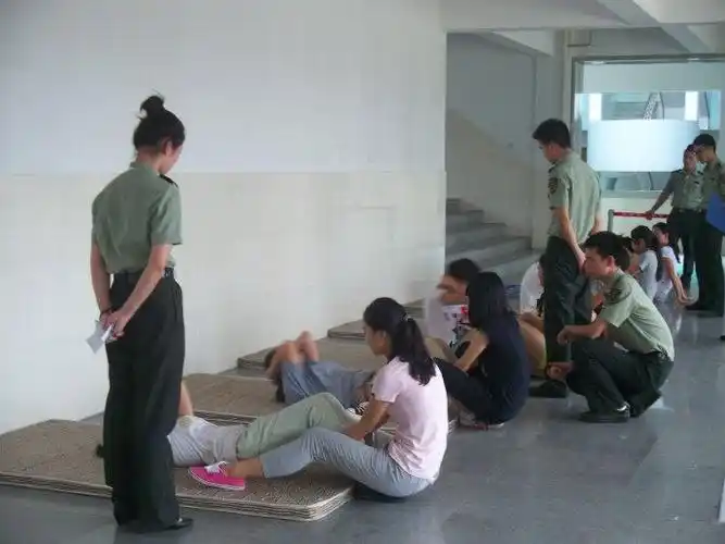 印尼女兵入伍体检,最后一项太尴尬