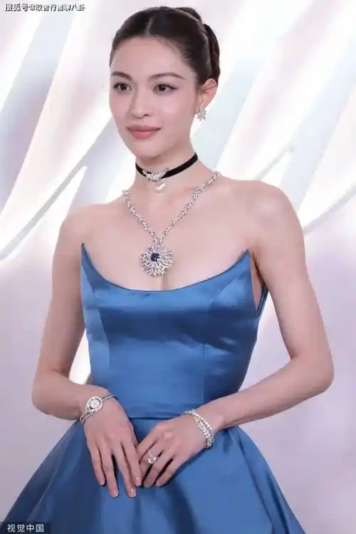 原创30岁钟楚曦出席活动穿蓝色抹胸裙暴露好身材曲线优美十分迷人