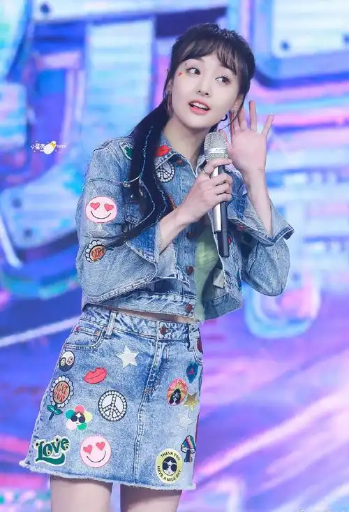 郑爽发现自己被偷拍的表情#郑爽发现被偷拍后的害羞的吐舌头 ～兴爽