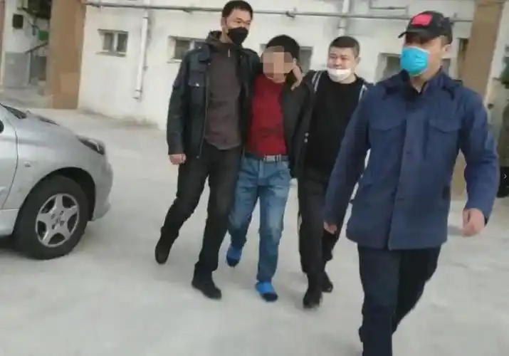 1998年至2000年间, 绥化的李某龙杀两人,伤一人后逃跑, 改名换姓