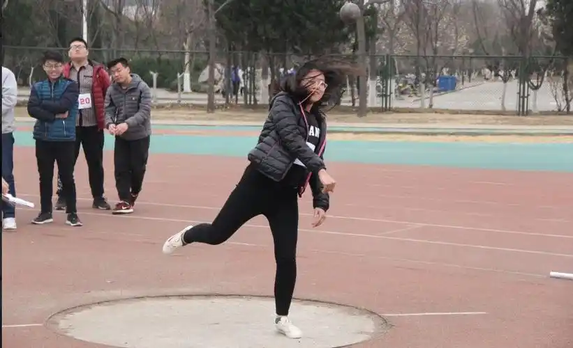 小姐姐扔铅球的样子酷酷哒.想必一定能取得个好成绩!