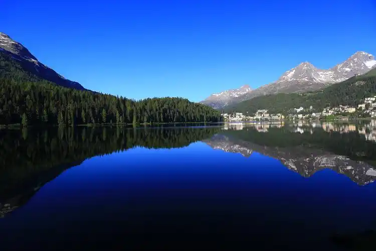 宛若仙境的瑞士高山湖泊