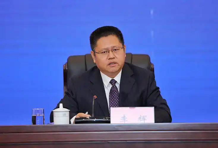 柳州市委常委副市长李辉出席新闻发布会