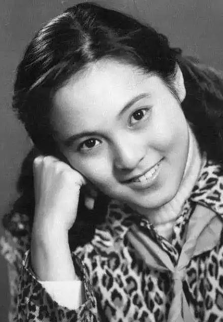 前妻是甜美灵动的张芝华,刘晓春前夫则是现在仍然活跃在影视圈的尤勇