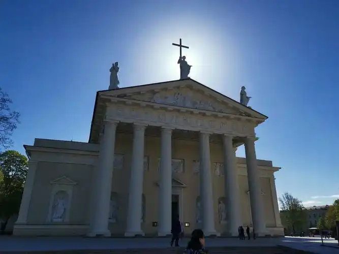 维尔纽斯大教堂上的金色十字架,在艳阳下熠熠生辉.