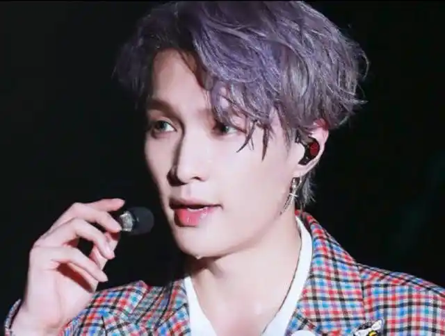 来来,张艺兴大航海演唱会紫发造型来喽!