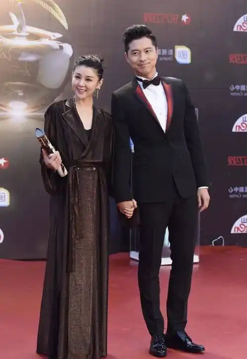 李小萌太给王雷长脸金棕色开高叉浴袍裙亮相美得大气又高级