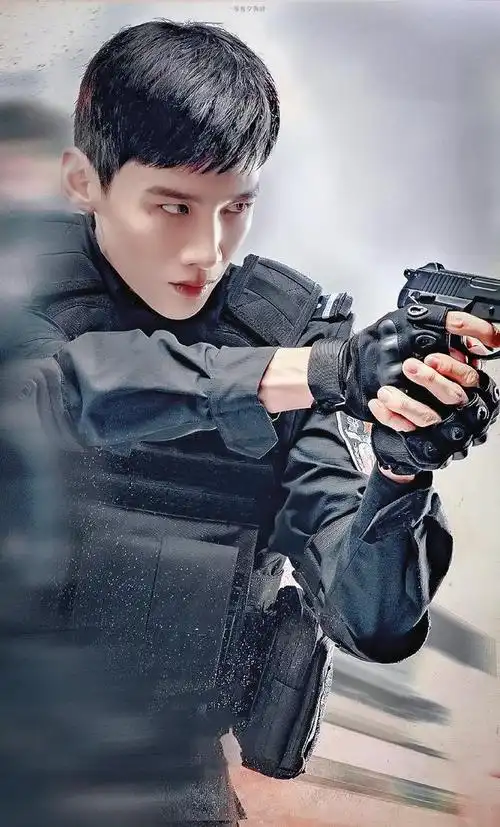 去你的"男二脸"!白敬亭这次演的特警帅翻了