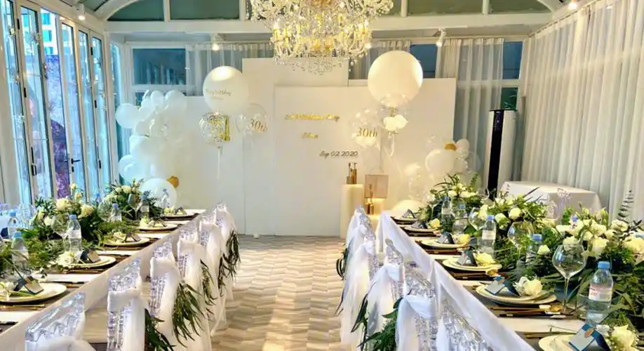 白金色系生日宴气球布置高端大气