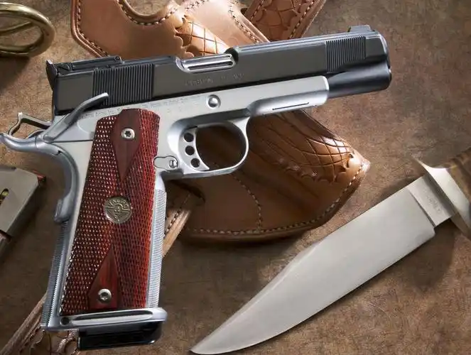 虽然在1985年美军更新制式手枪(m9手枪)后m1911a1被替代,各种m1911