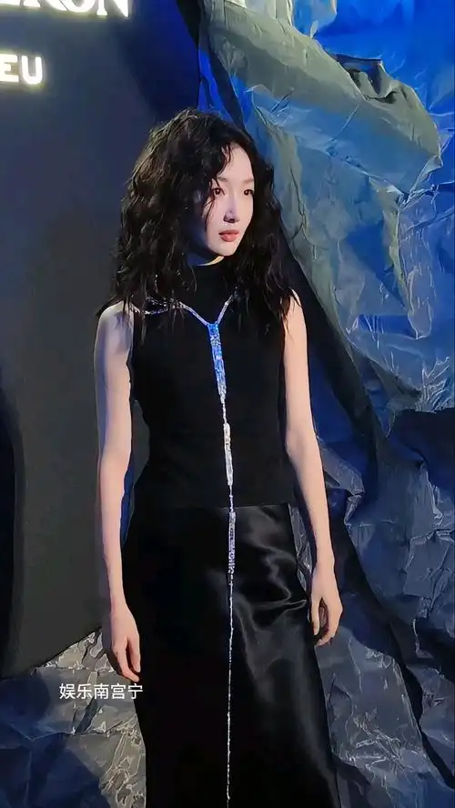 周冬雨羊毛卷发型,复古酷飒又迷人,打扮的贵气十足