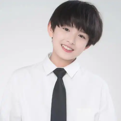 还有我真的吃他们小学生时期的颜,小盆友一个个都圆圆的,好可爱啊