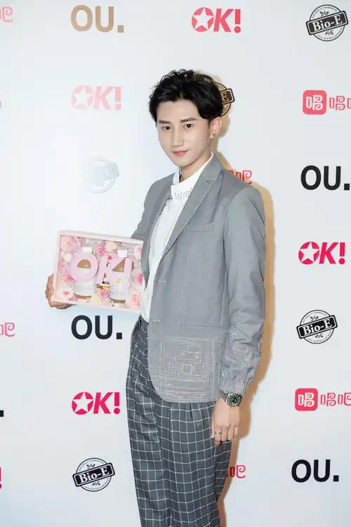 梁振伦受邀ok精彩五周年盛典脚伤恢复亮相红毯